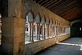 Verona, Cattedrale di San Zeno, dettagli del chiostro romanico-gotico. 